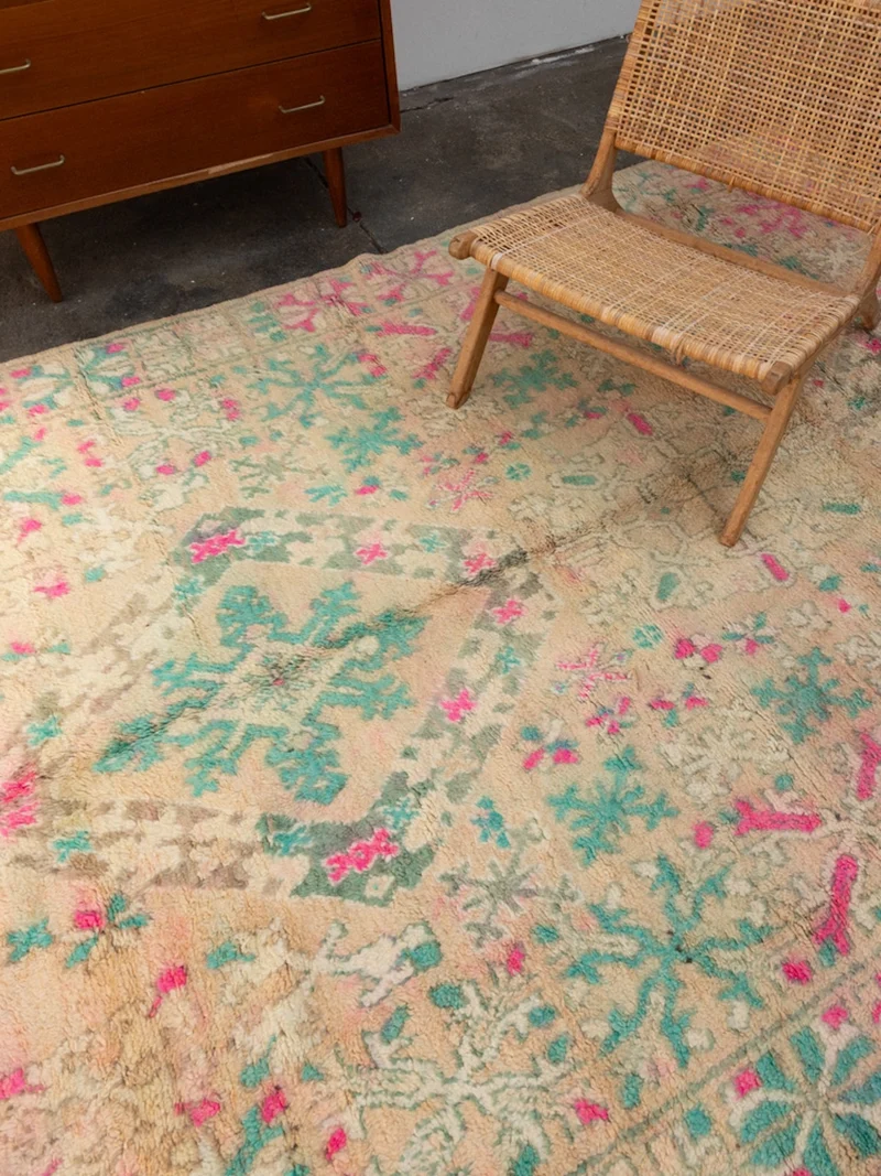 Olivier, le grand tapis de l'Atlas en laine rose et bleu N°35