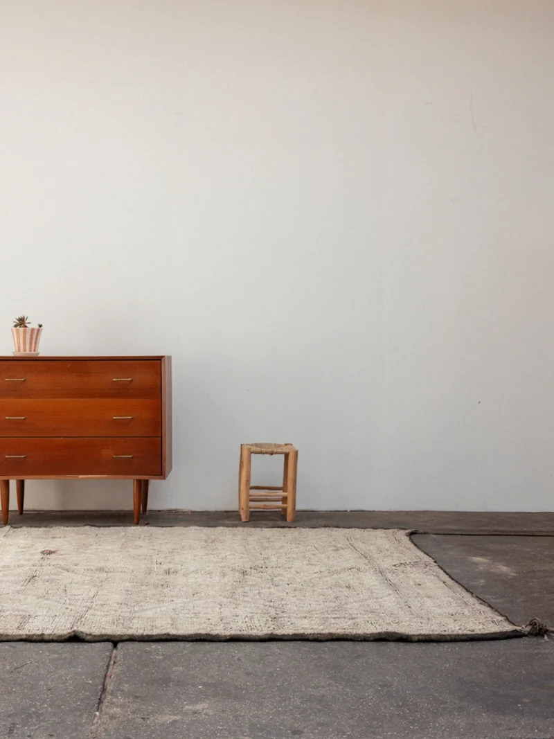 Olivier, le grand tapis de l'Atlas aux nuances prune en laine N°34