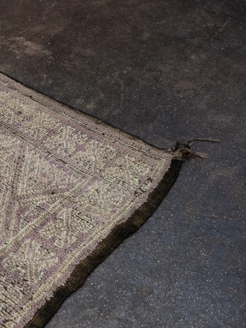 Olivier, le grand tapis de l'Atlas aux nuances prune en laine N°34