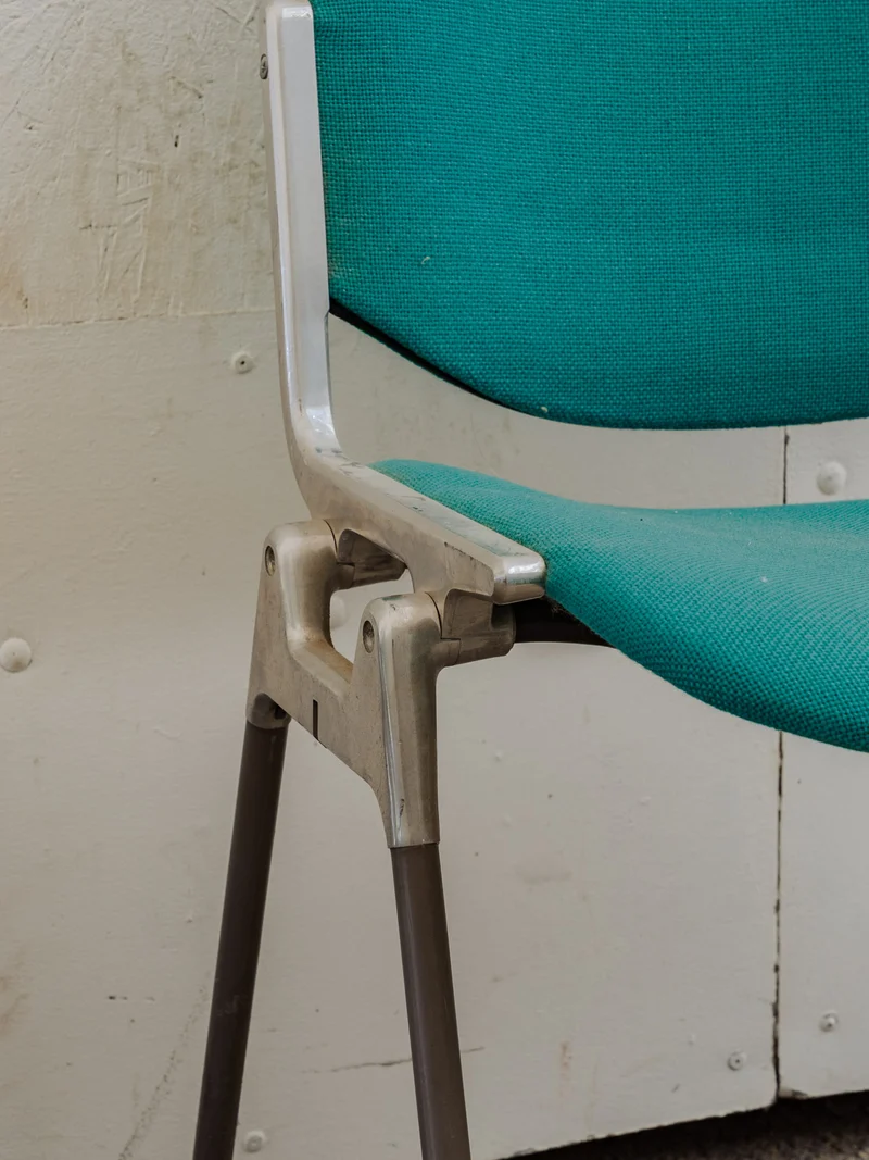 Alma, la paire de chaises chromées et turquoises N°1425