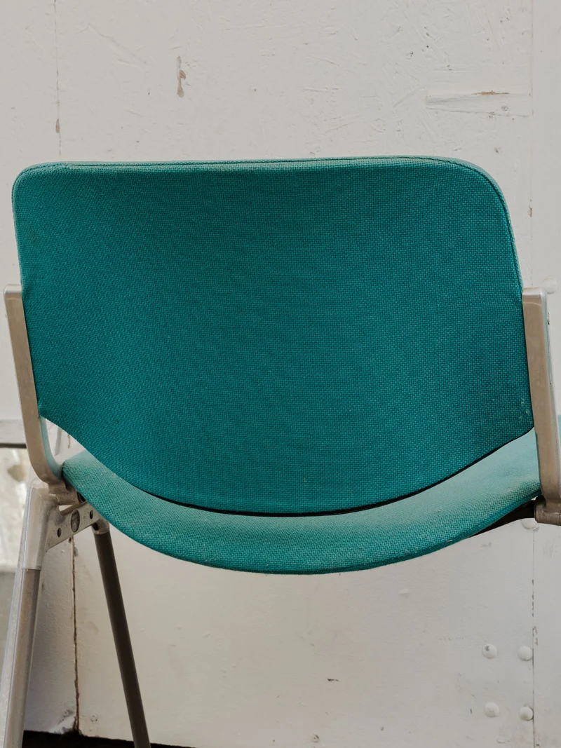 Alma, la paire de chaises chromées et turquoises N°1425