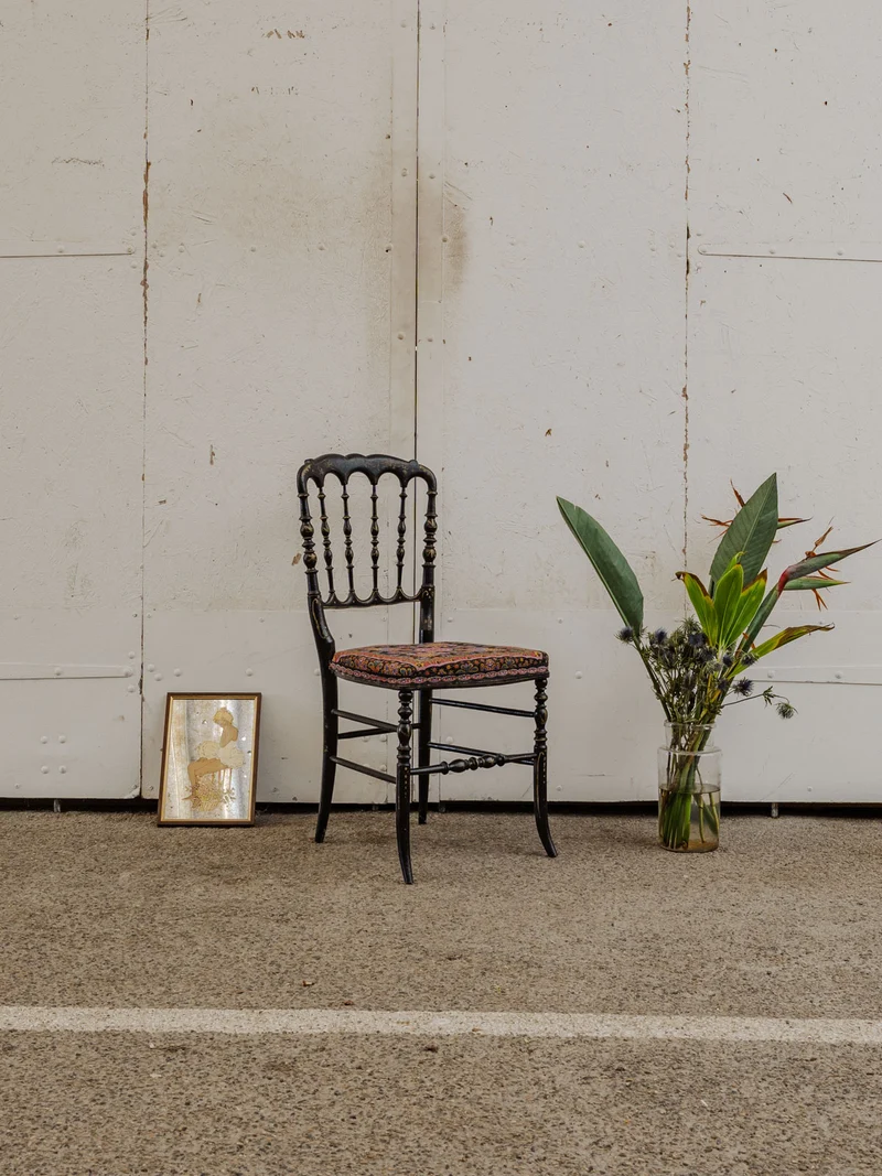Alma, la chaise en bois noir et assise à motifs N°1426