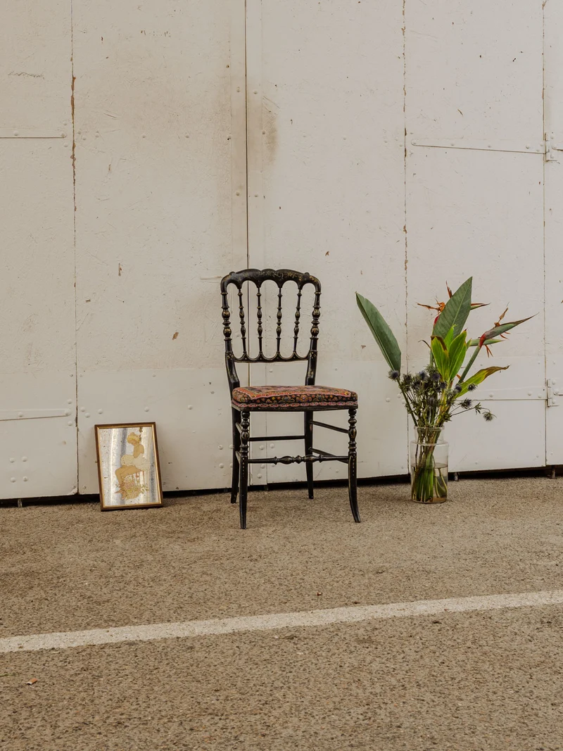 Alma, la chaise en bois noir et assise à motifs N°1426