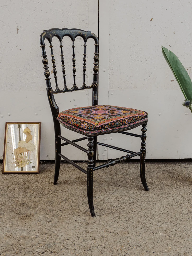 Alma, la chaise en bois noir et assise à motifs N°1426