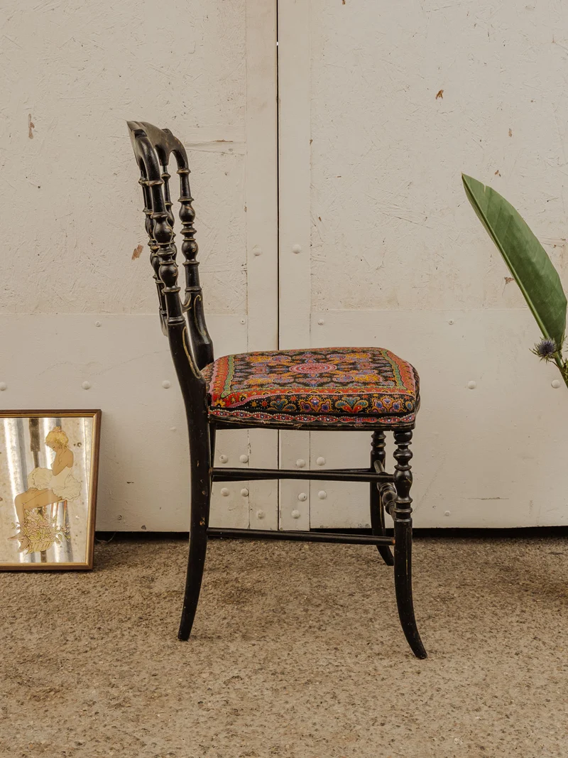 Alma, la chaise en bois noir et assise à motifs N°1426