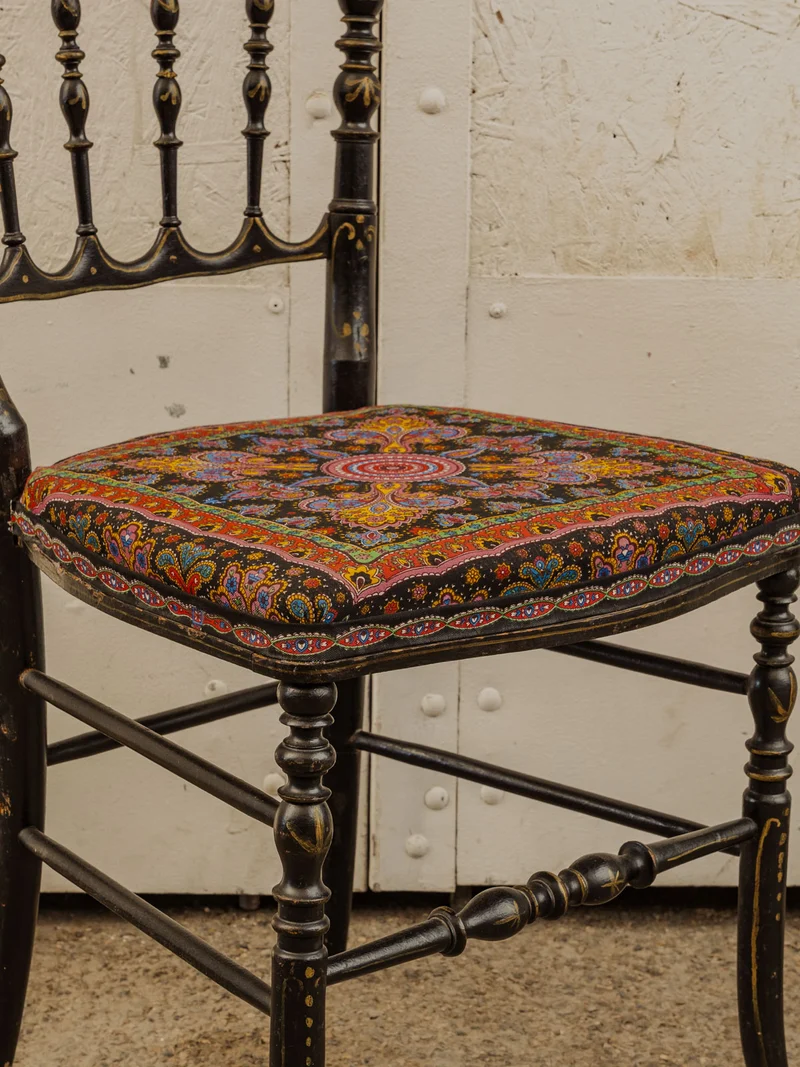 Alma, la chaise en bois noir et assise à motifs N°1426