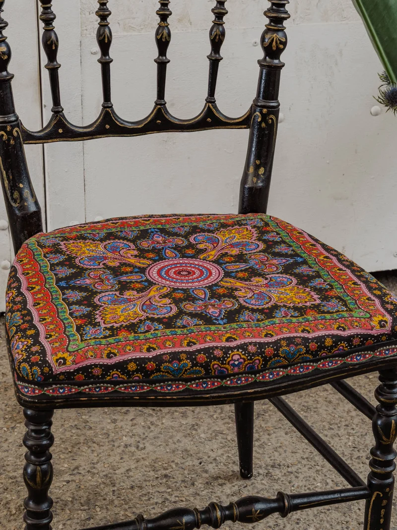 Alma, la chaise en bois noir et assise à motifs N°1426