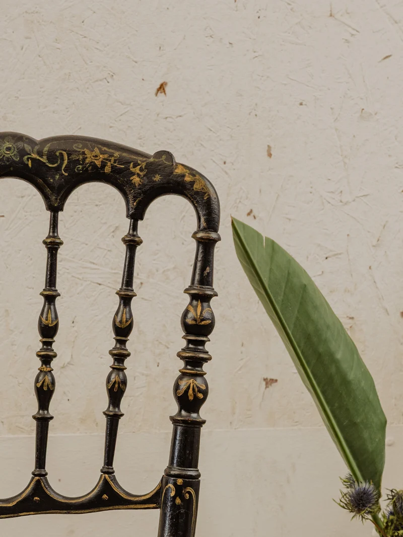 Alma, la chaise en bois noir et assise à motifs N°1426