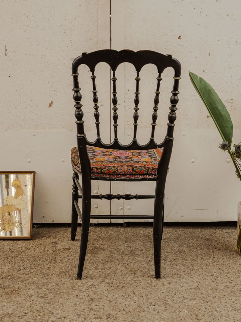 Alma, la chaise en bois noir et assise à motifs N°1426