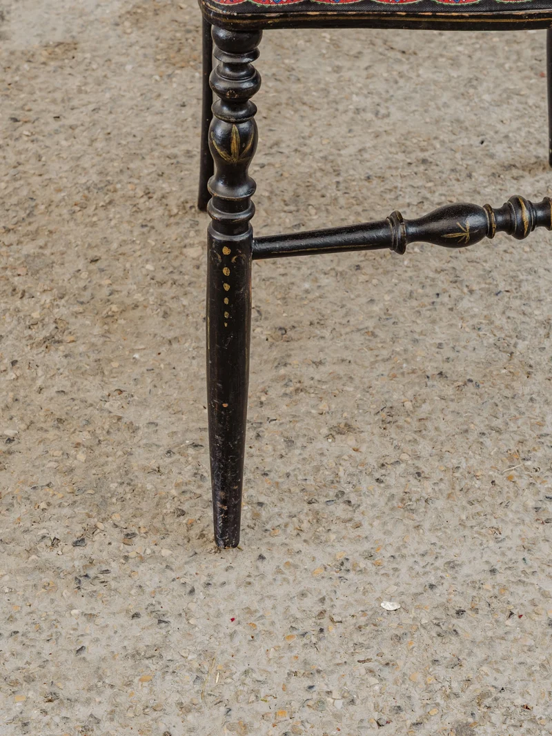 Alma, la chaise en bois noir et assise à motifs N°1426