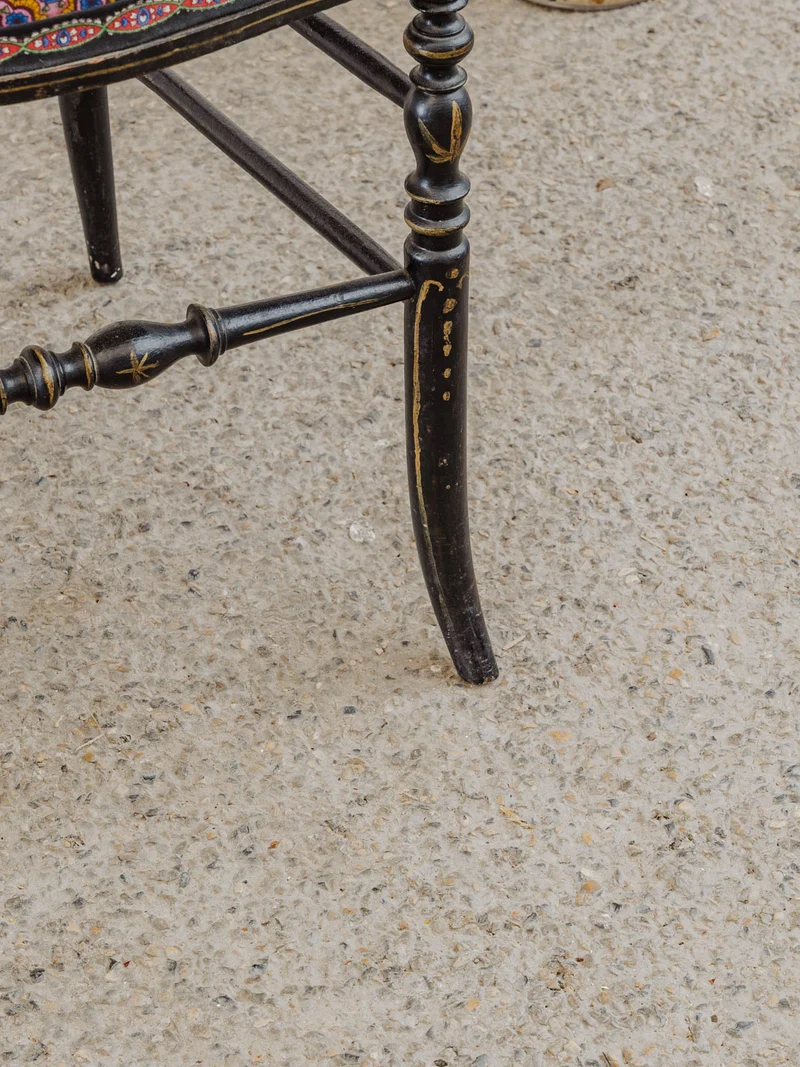 Alma, la chaise en bois noir et assise à motifs N°1426