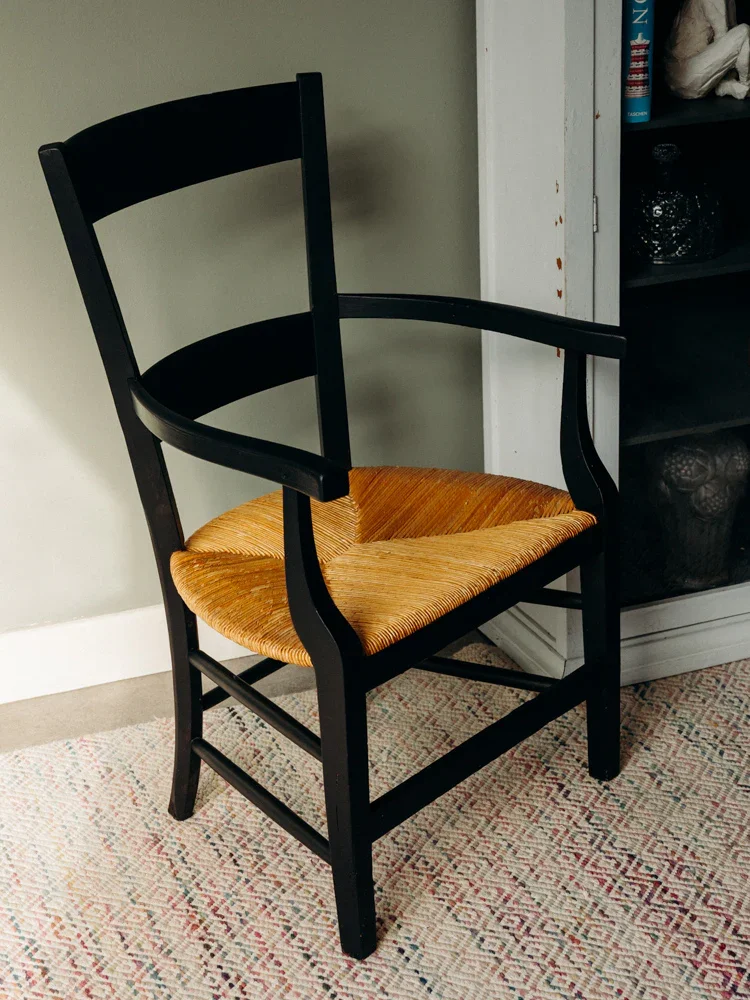 Ernest, le fauteuil restauré en bois noir N°844