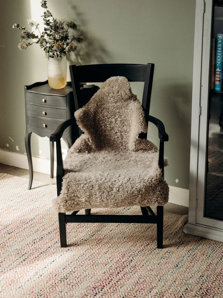 Ernest, le fauteuil restauré en bois noir N°844