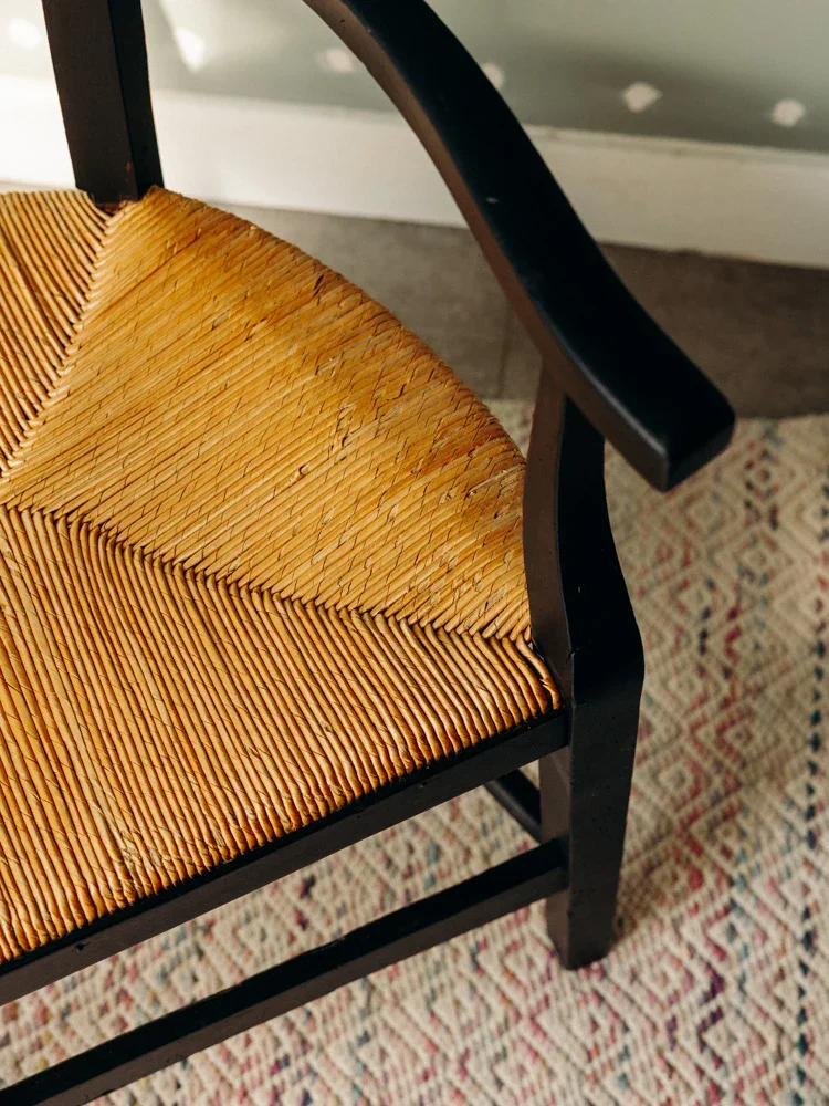 Ernest, le fauteuil restauré en bois noir N°844