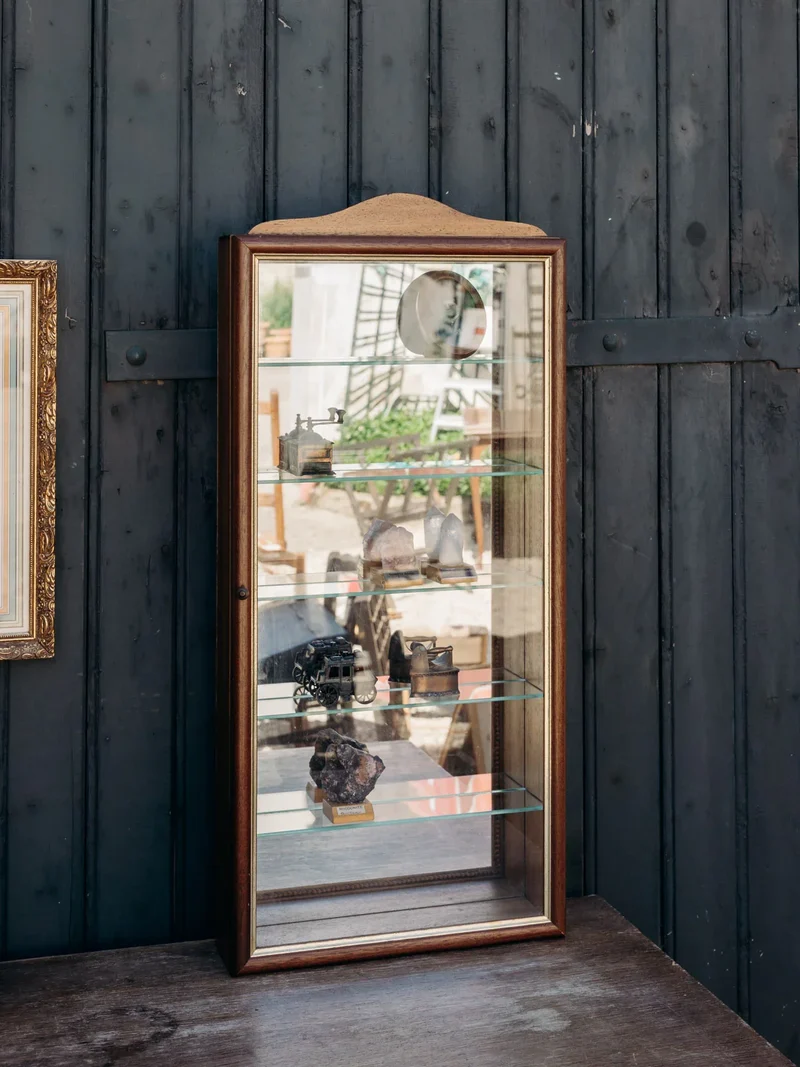 Victoria, la vitrine à poser en bois N°211
