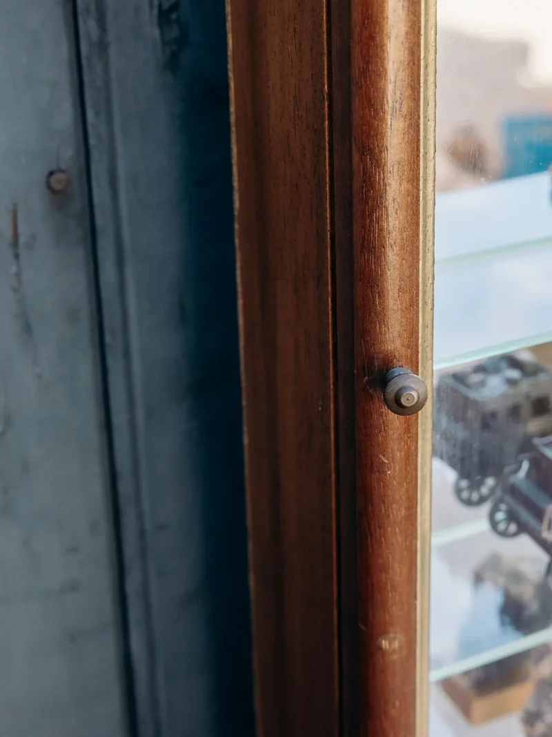 Victoria, la vitrine à poser en bois N°211
