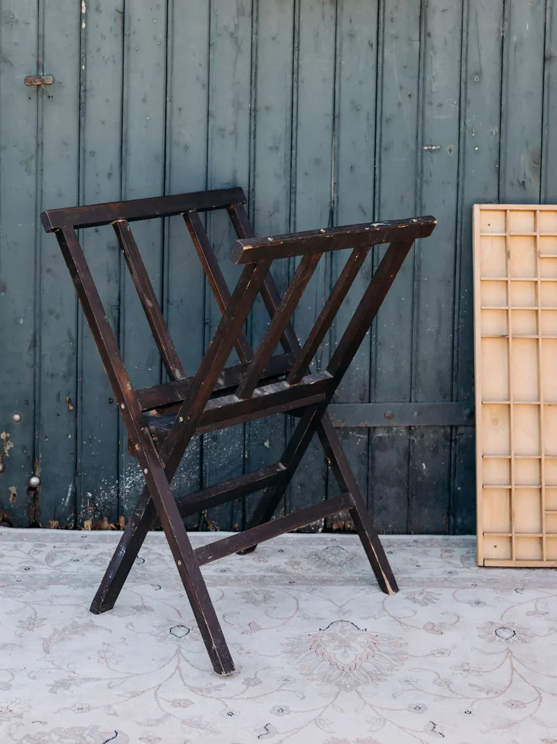 Désiré, le porte-affiches en bois noir N°184