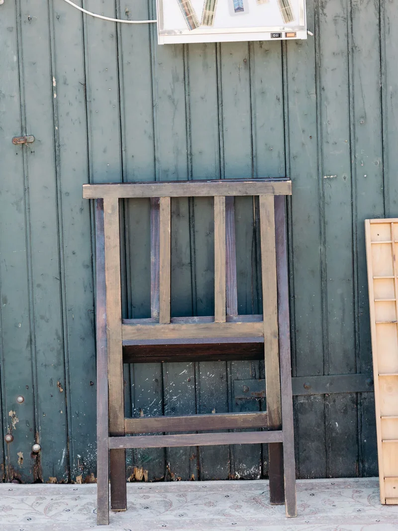 Désiré, le porte-affiches en bois noir N°184