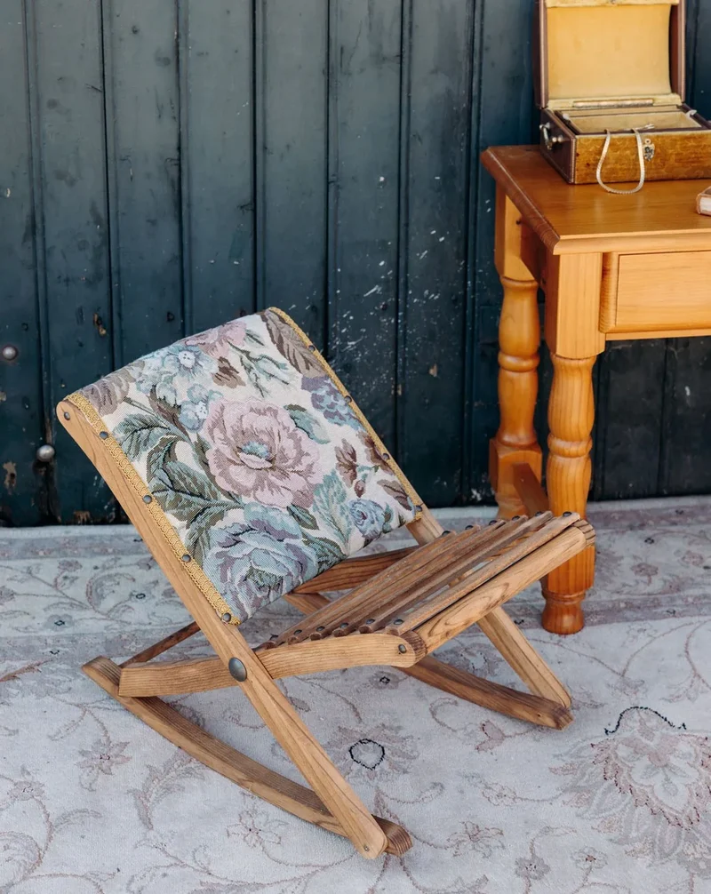 Regis, le repose-pied tapissé pliable N°943