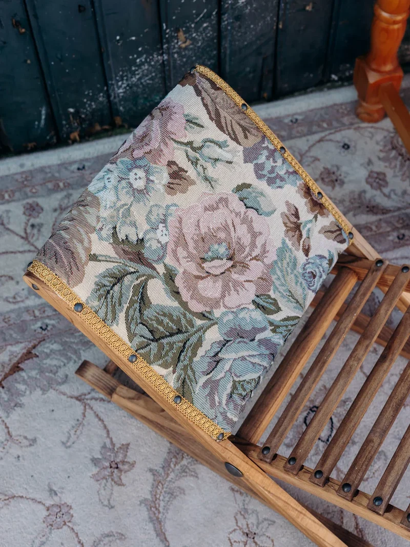Regis, le repose-pied tapissé pliable N°943