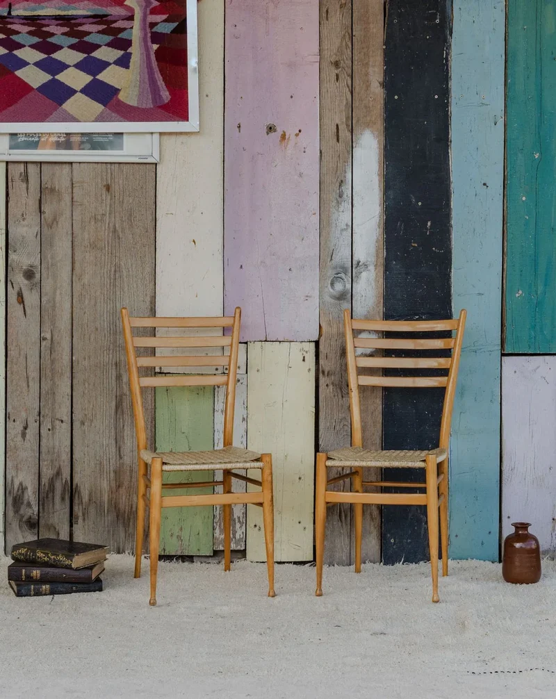 Claude, la paire de chaises en bois et beige à paillettes N°1158