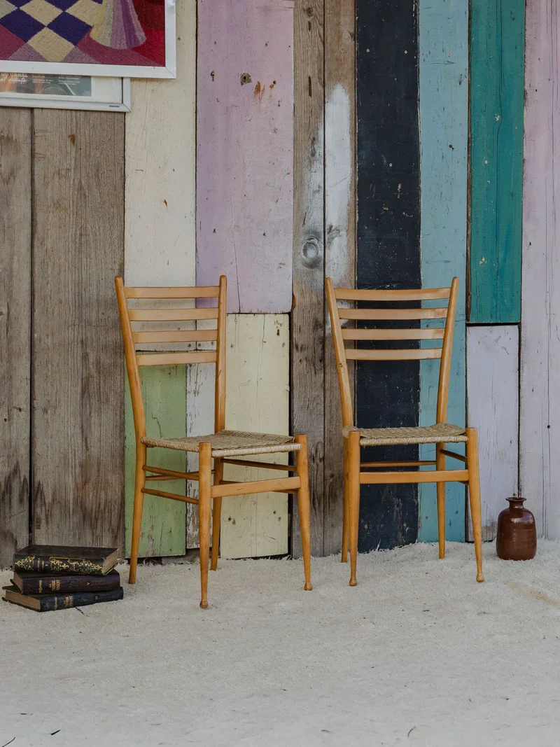 Claude, la paire de chaises en bois et beige à paillettes N°1158