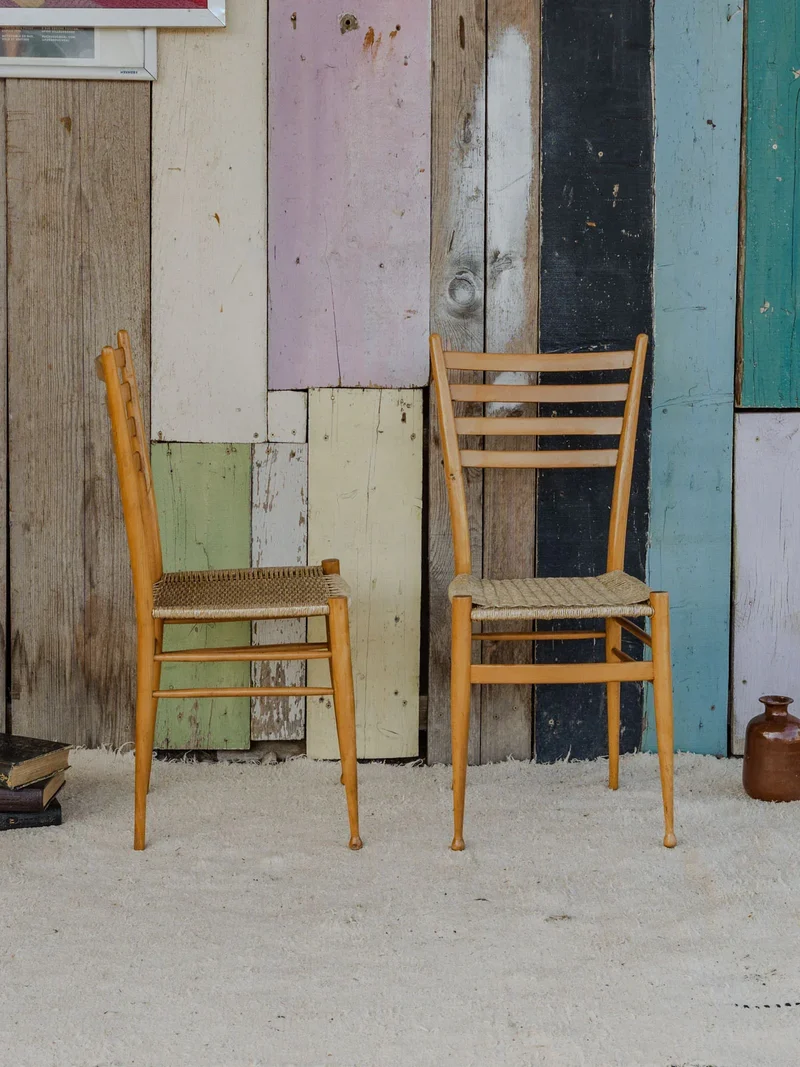 Claude, la paire de chaises en bois et beige à paillettes N°1158
