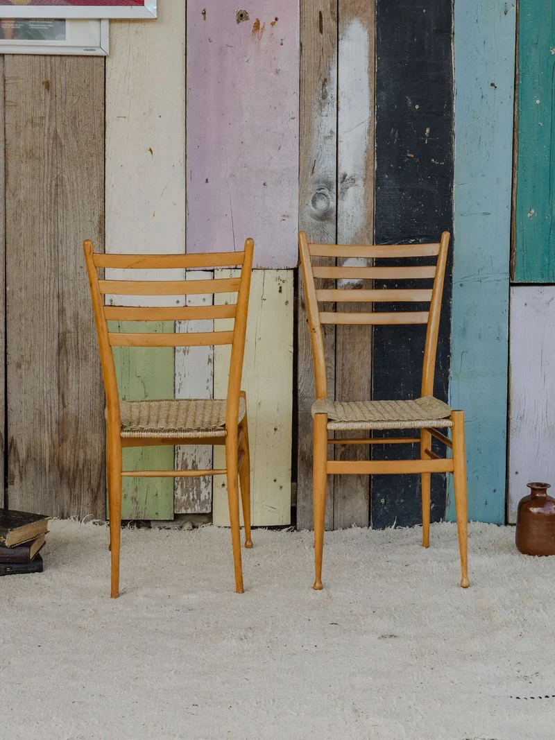 Claude, la paire de chaises en bois et beige à paillettes N°1158