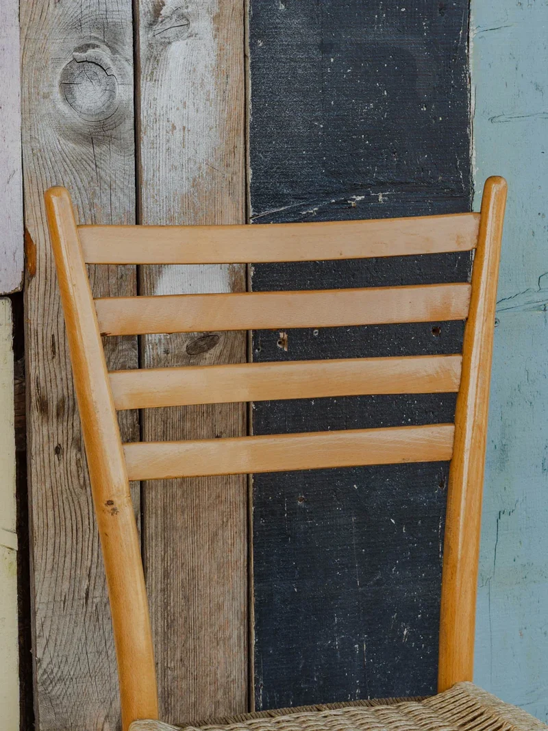 Claude, la paire de chaises en bois et beige à paillettes N°1158