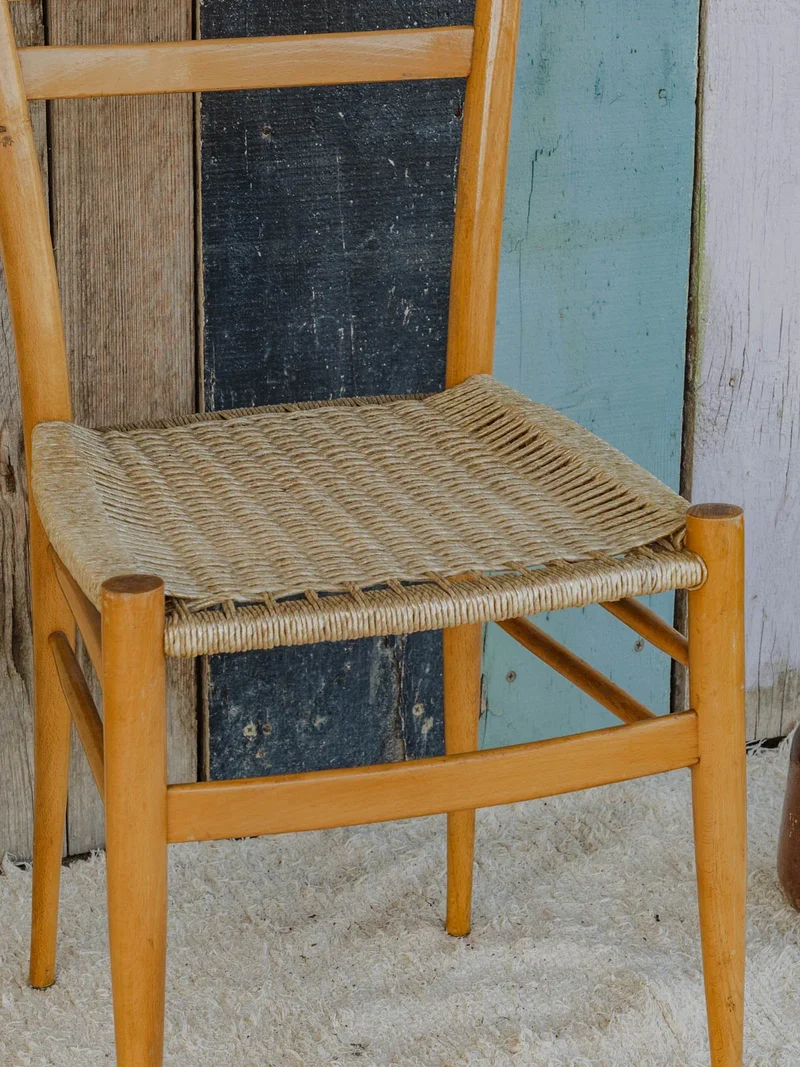 Claude, la paire de chaises en bois et beige à paillettes N°1158