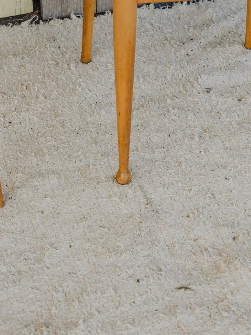 Claude, la paire de chaises en bois et beige à paillettes N°1158