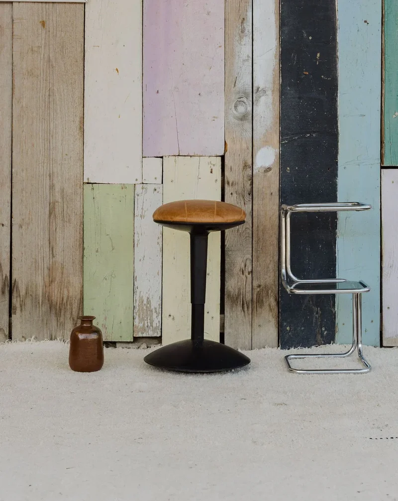 Axel, le tabouret en plastique noir et assise beige N°648
