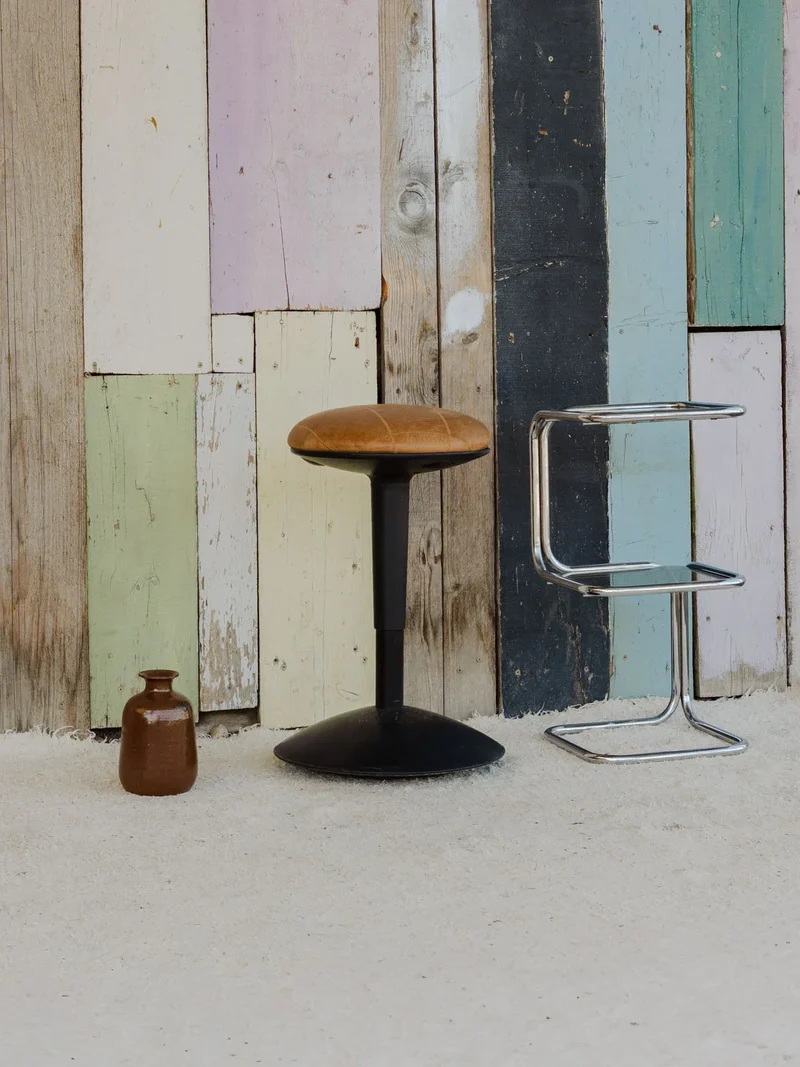 Axel, le tabouret en plastique noir et assise beige N°648
