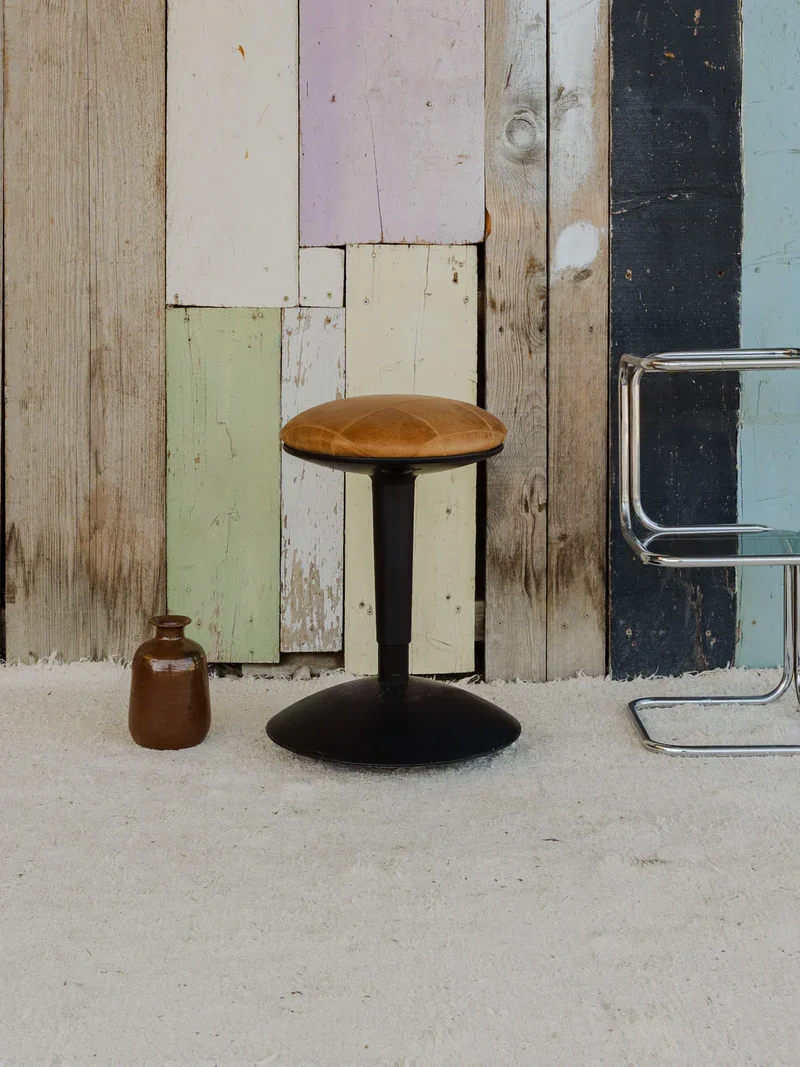 Axel, le tabouret en plastique noir et assise beige N°648