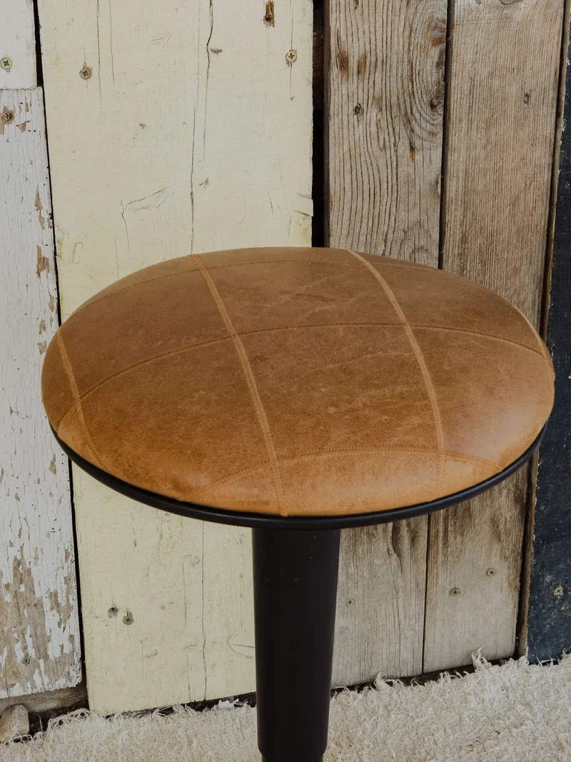 Axel, le tabouret en plastique noir et assise beige N°648