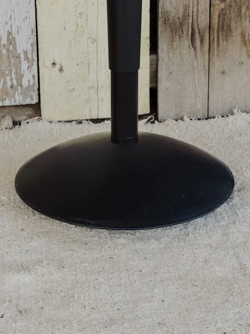 Axel, le tabouret en plastique noir et assise beige N°648