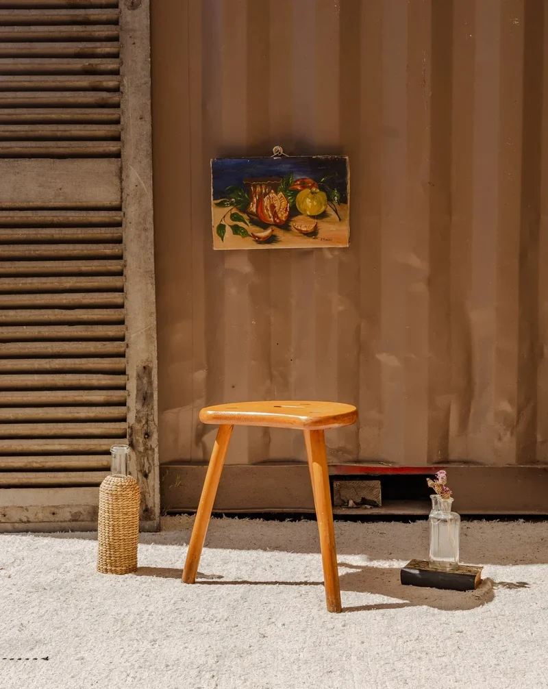 Regis, le tabouret tripode en bois N°951