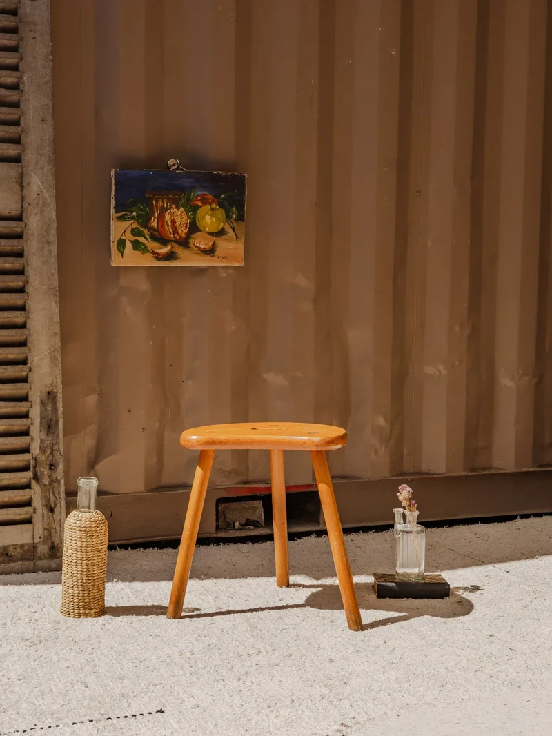 Regis, le tabouret tripode en bois N°951