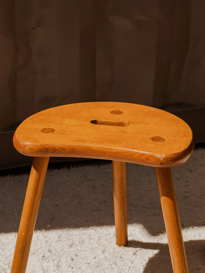 Regis, le tabouret tripode en bois N°951