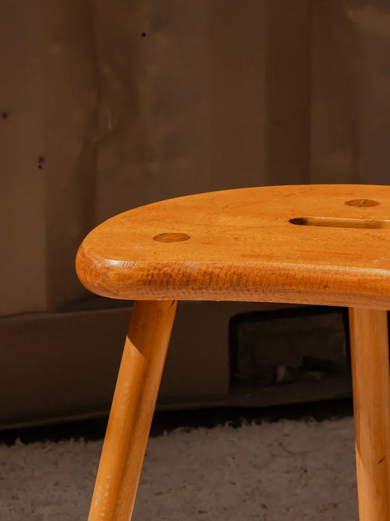 Regis, le tabouret tripode en bois N°951