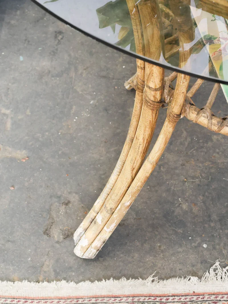 Francine, la table ronde en rotin et verre fumé N°874