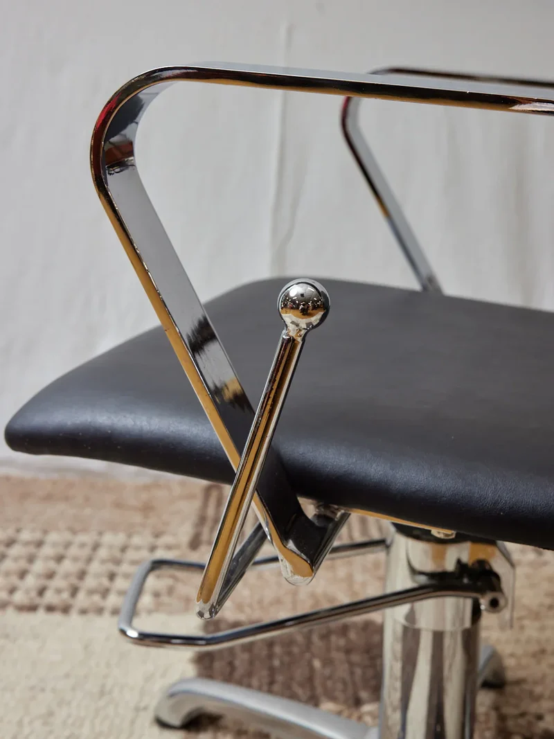 Jakob, le fauteuil de coiffeur en chrome N°973