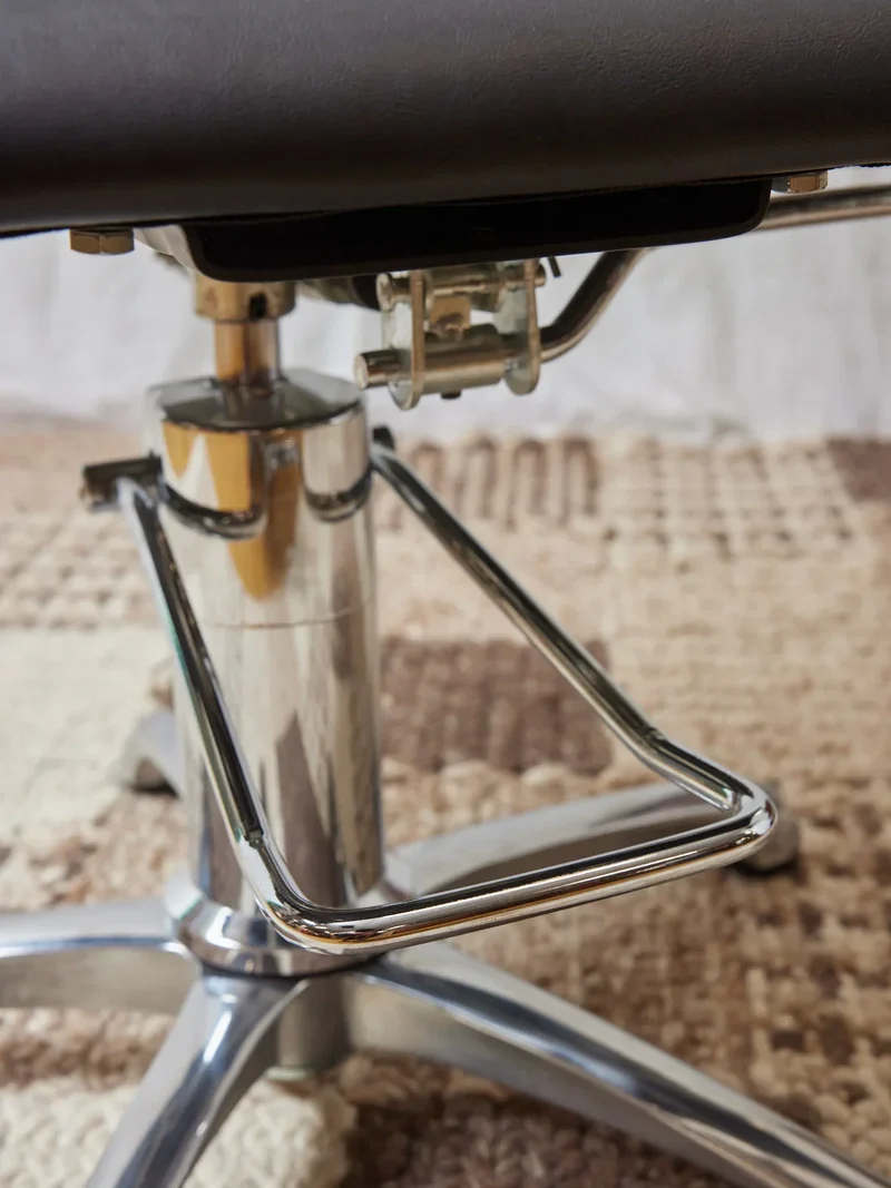 Jakob, le fauteuil de coiffeur en chrome N°973