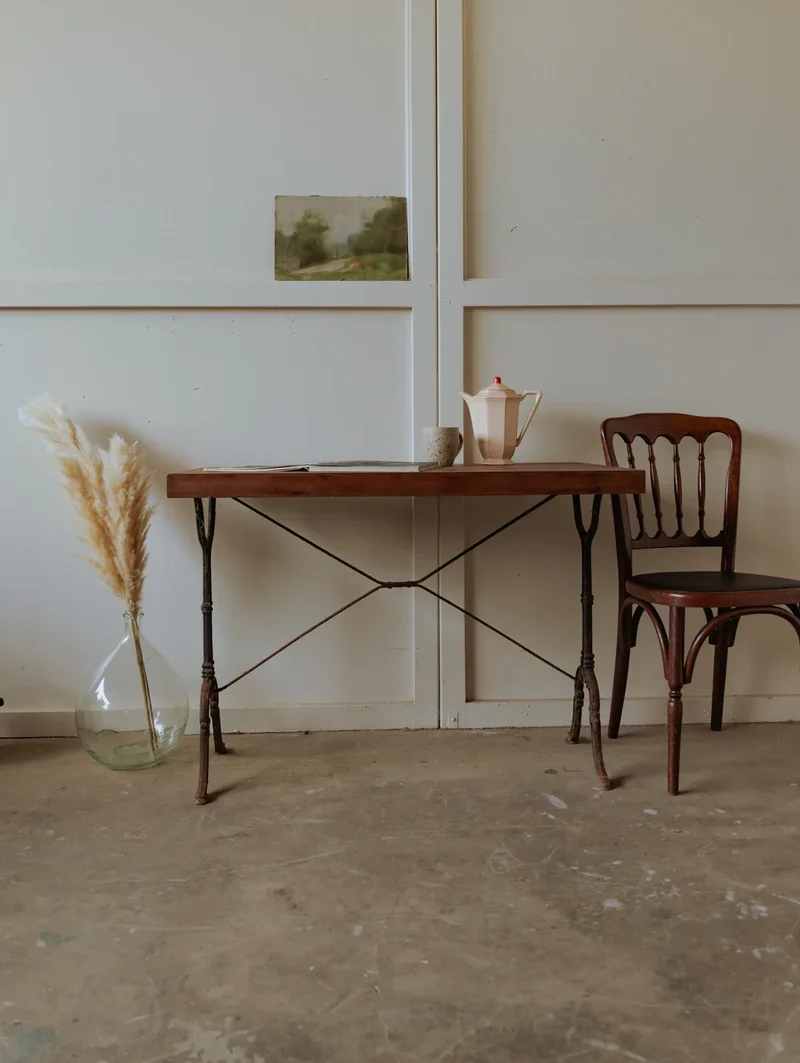 Denise, la table à manger bistro en bois et fonte N°104