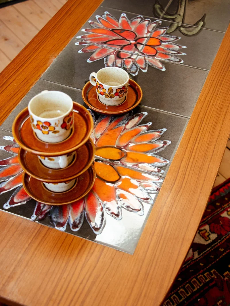 Léonie, la table basse scandinave en teck et céramique N°840