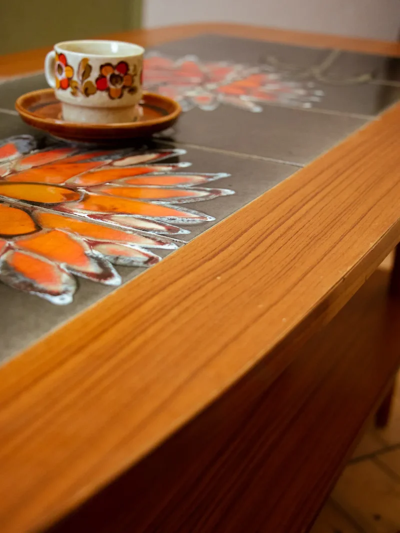 Léonie, la table basse scandinave en teck et céramique N°840