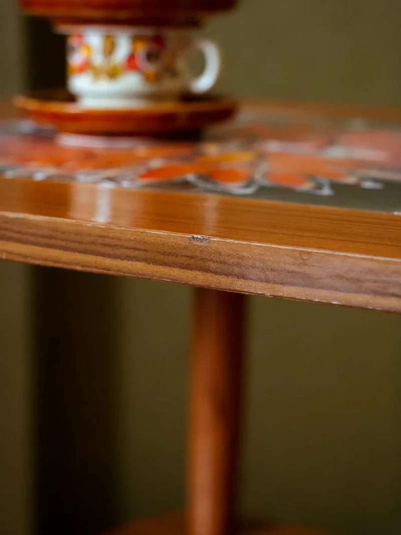 Léonie, la table basse scandinave en teck et céramique N°840