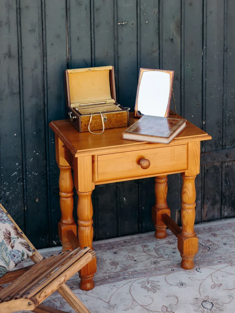 Odile, la petite table de chevet en bois clair N°1299