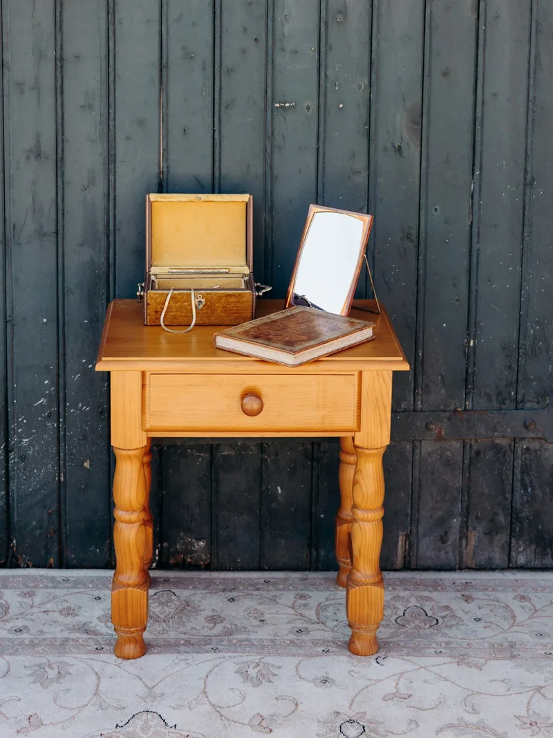 Odile, la petite table de chevet en bois clair N°1299