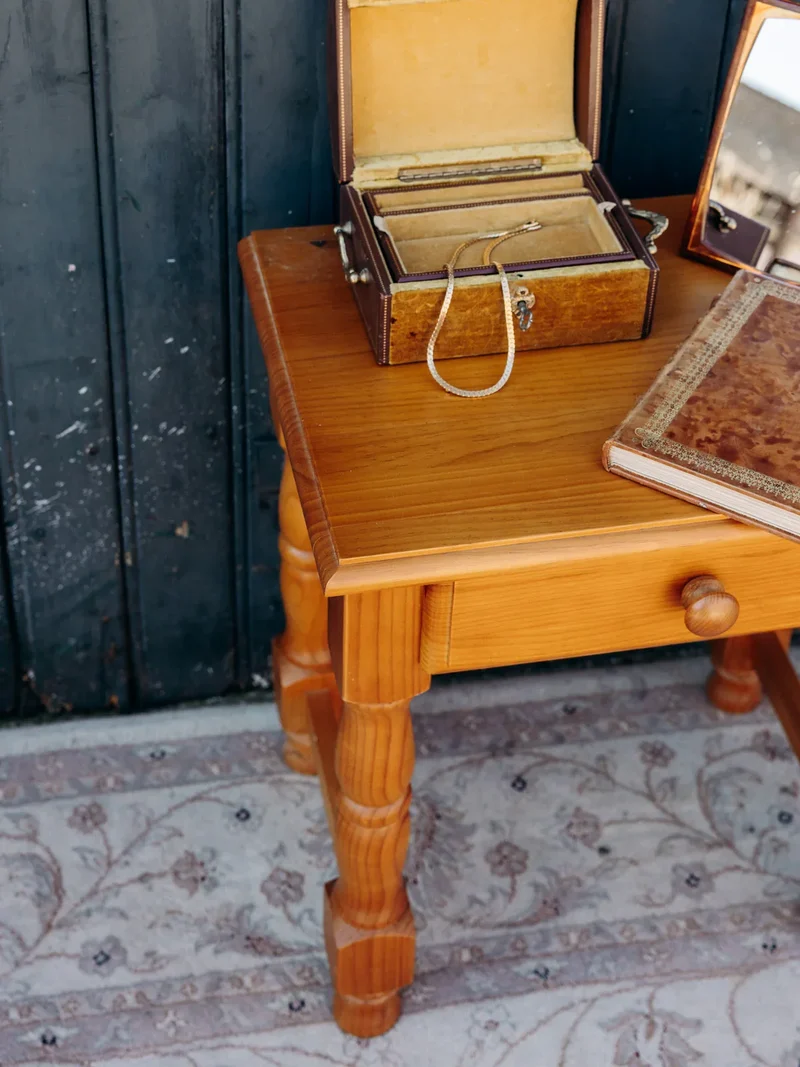Odile, la petite table de chevet en bois clair N°1299